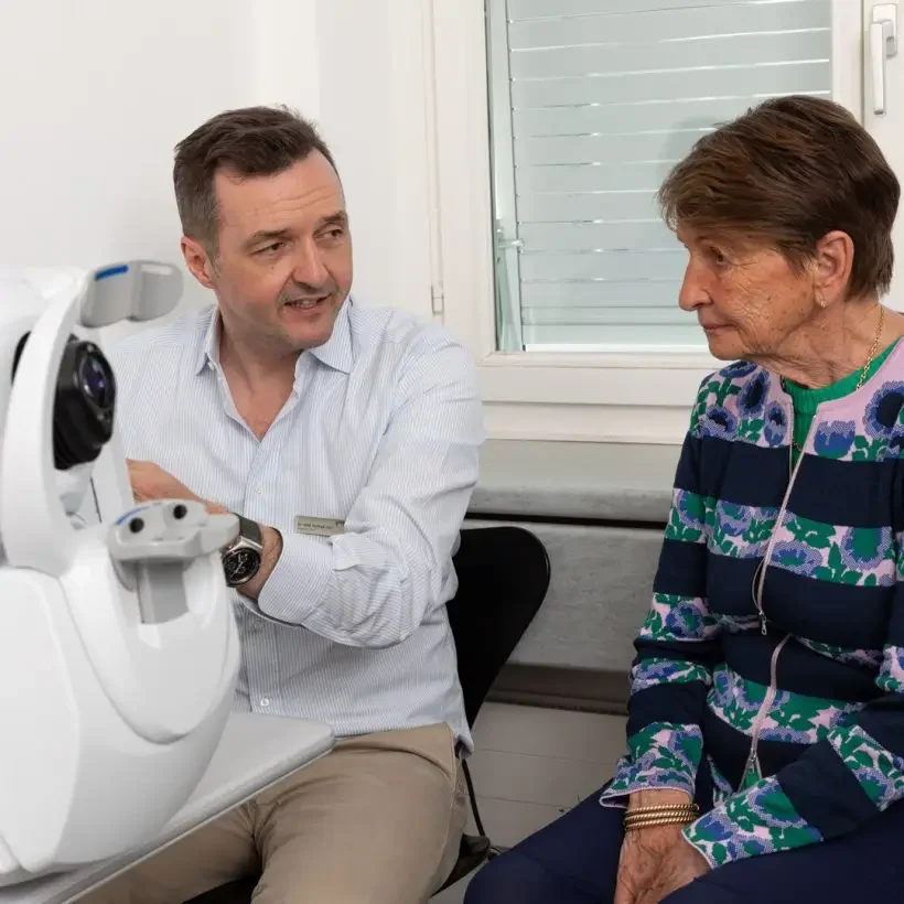 Dr Konrad Jost Augenarzt Zuerich Konultation mit einer Patientin